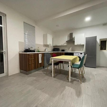 City Center Properties - Modern Room With Ac & Ensuit Bathroom - Room 1 セント・ポールズ・ベイ エクステリア 写真